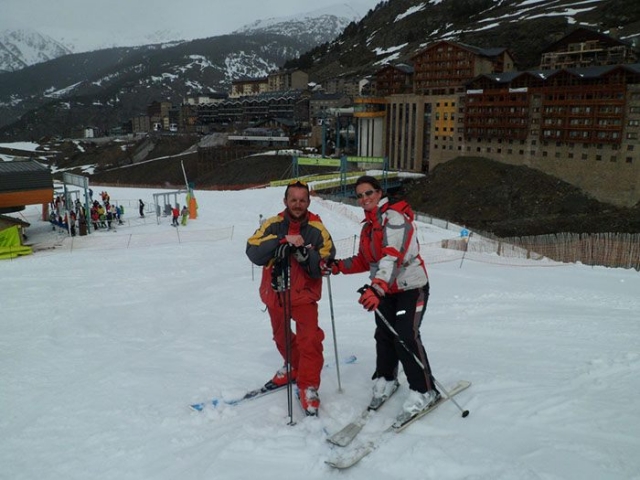 disfrutando de la nieve y los esquis